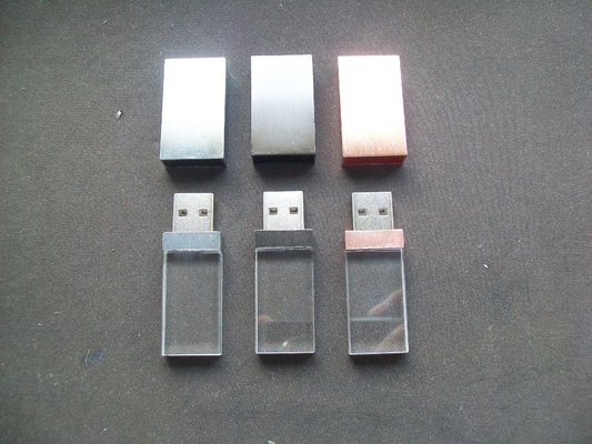 کریستال USB داخلی با چراغ LED هنگام کار، چراغ LED درخشان است.