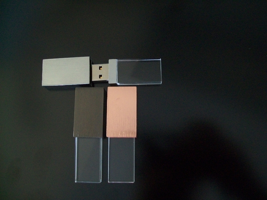 کریستال USB داخلی با چراغ LED هنگام کار، چراغ LED درخشان است.