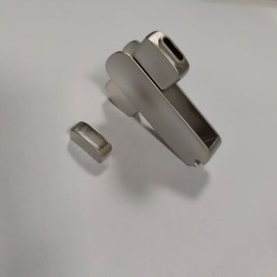 بدنه نقره‌ای مات، USB A و Type C همراه با حافظه سریع و قابلیت سفارشی‌سازی لوگو