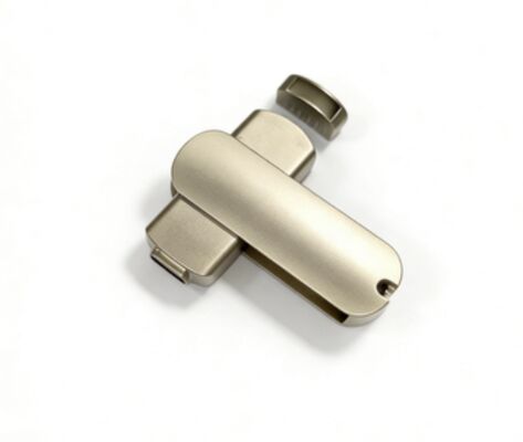 بدنه نقره‌ای مات، USB A و Type C همراه با حافظه سریع و قابلیت سفارشی‌سازی لوگو