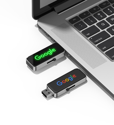 2GB حکاکی لوگو کریستال فلش درایو در هنگام کار در کامپیوتر با نور LED درخشان است